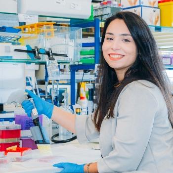Carlota Pascoal photograph in the lab